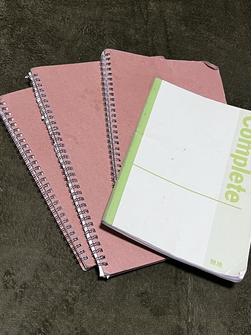 家片付けてたら至る所から去年のノート出てきた
一部に過ぎないけどなんか色々描いてたんだね 