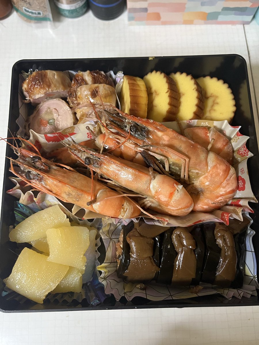 Daisuko_0823's tweet photo. 今年は実家に帰り、お節を作って盛り付けもしました！
3割ほど出来合いのものだけど、綺麗に出来たので満足です☺️ https://t.co/h8uPUd4v3P