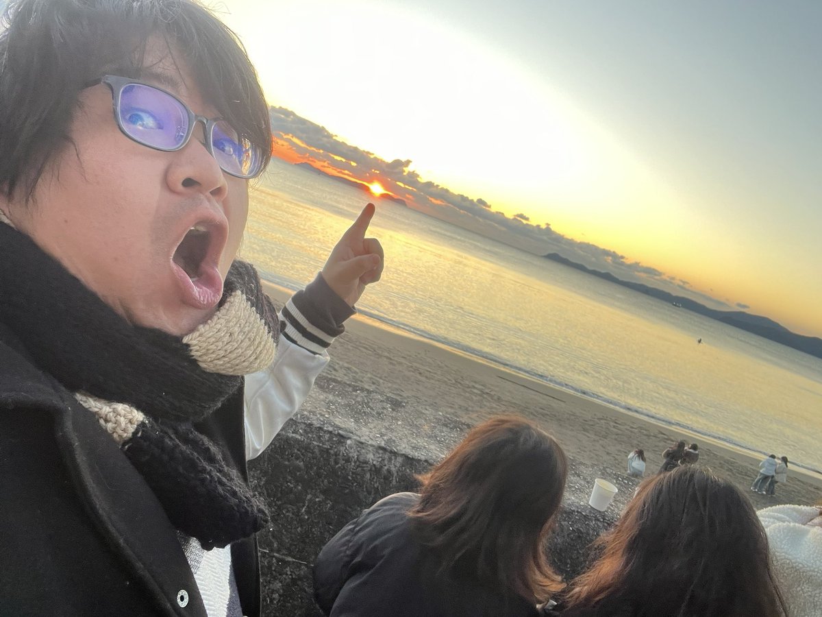 hakossu's tweet photo. あけましておめでとうございます！

去年は渋滞で間に合わずで見れなかったけど今年は初日の出見れたぞ！

初日の出配信者なのに生放送でお届け出来ず、すみません！！

今年はもう少し配信していきたいです！
よろしくお願いいたします！ https://t.co/QeMOR21a44