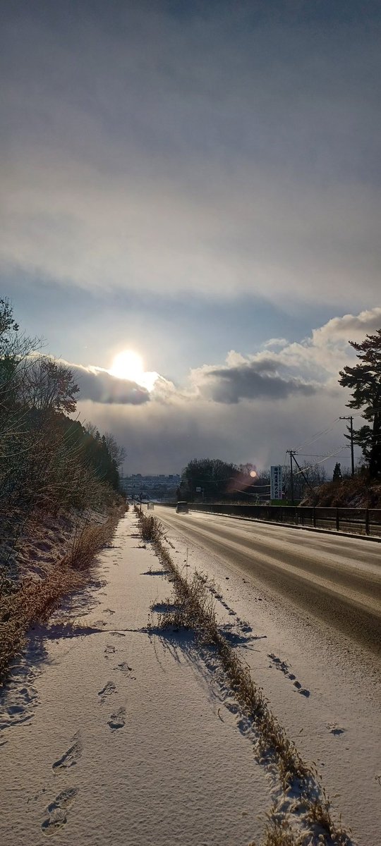 nobuyukinoguchi's tweet photo. あけましておめでとうございます✨️
今朝は-6℃の八戸市。
少し寒かったですが朝ジョギング10k、最後滑ってコケましたが無事に終了🏃🏃

今年も楽しい１年になりました、ありがとうございます😊 https://t.co/2JnHAbbMeW