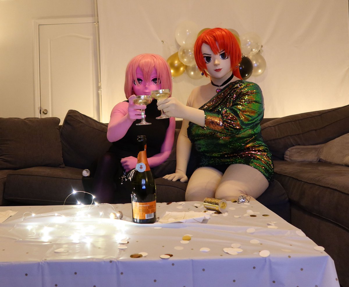 "Put it down, it's not supposed to hiss like that!"

Happy New Year! 😘🥳🎊

#kigurumi #animegao #着ぐるみ #newyear #celebration #animegaokigurumi
#animegaokig #kigurumimask #着ぐるみ #punkgirlsofinstagram #envyadams #scottpilgrim #scottpilgrimcosplay #redhairdontcare