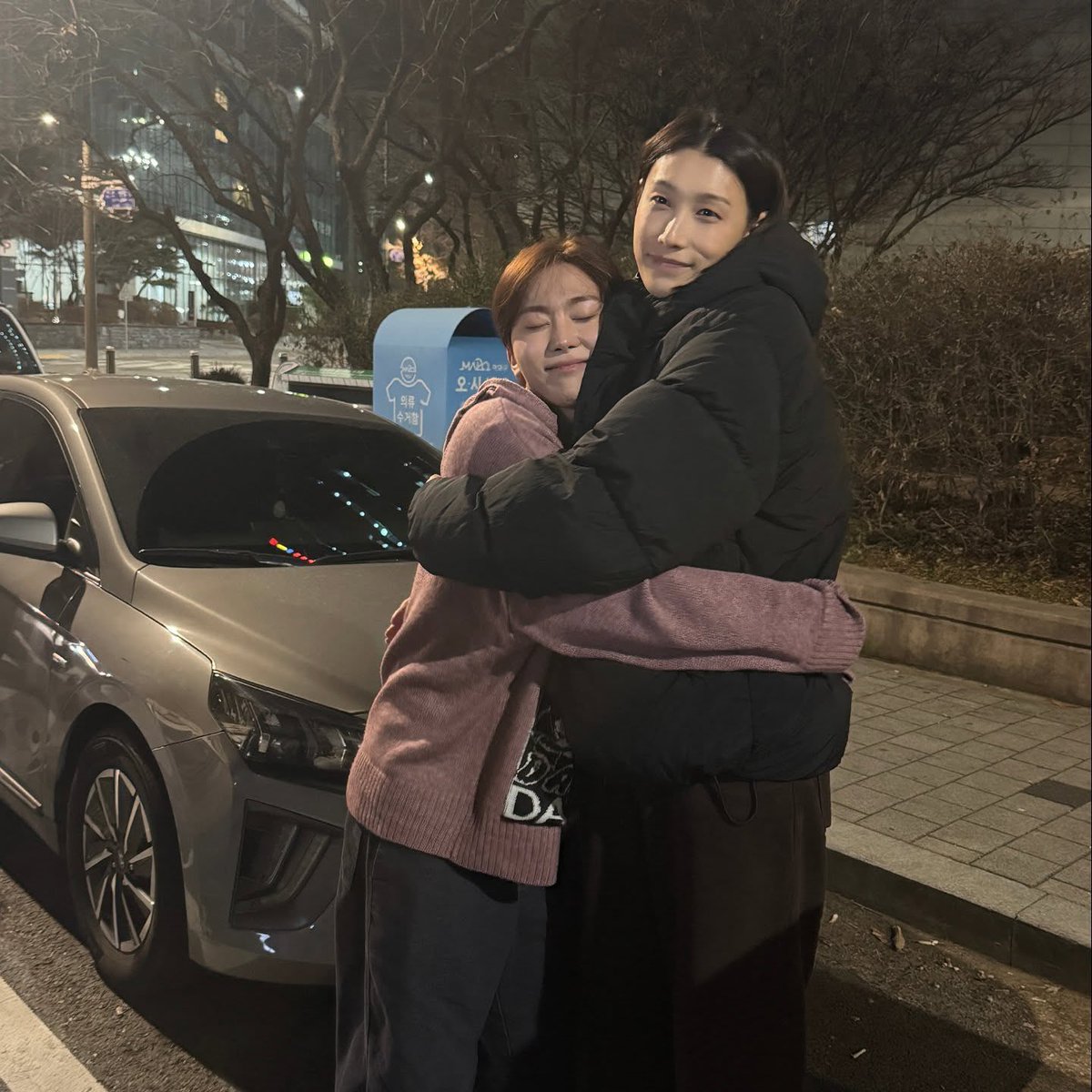 경기장에서 흥국 1세트 경기 박살나고 있을때 연경언니 인스타 뜨니까 주변 휀걸들 사진에 포옹샷 있어서 다들 무한 확대하기 시작함. 누구야 누구야?? 하다가 뿌매인거 알고 아 ㅇㅋ 하고 다시 경기 집중한거 개웃겼음ㅠㅠㅋㅋㅋㅋㅋㅋㅋㅋㅋ