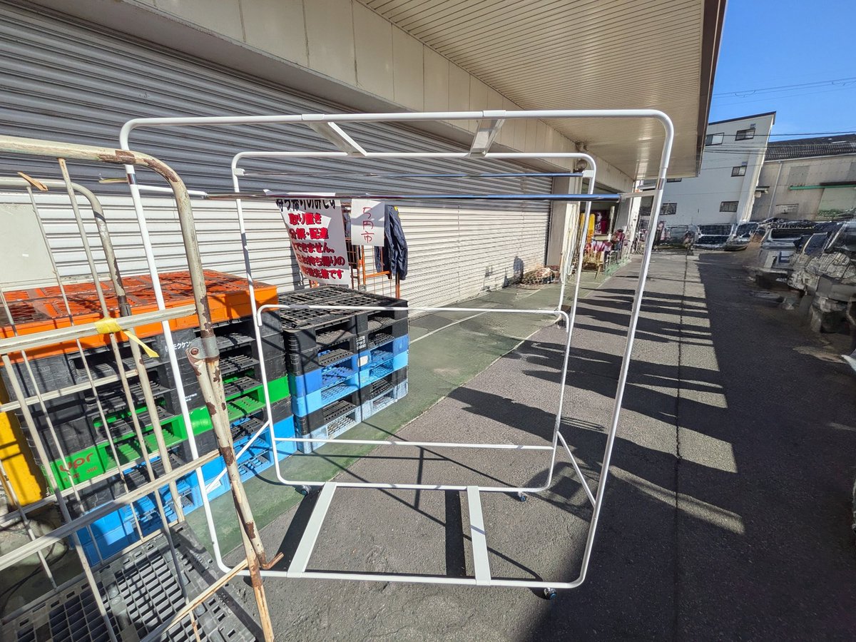 ヒラキの5円市でゴロゴロ〜っと嬉しそうに5円で購入してたのは私です。笑
ハンガーラック