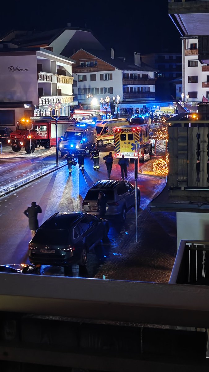 MajeStyle_Telos's tweet image. Scary, the club sits mostly underground with a relatively narrow entrance. Saw tens of injured people. Hope that everyone made it out alive.