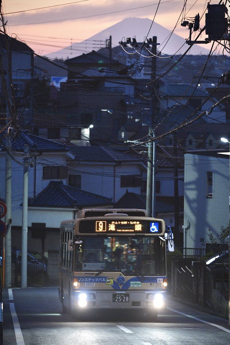 CNG4600's tweet photo. 謹賀新年 ２０２６
相変わらずの投稿頻度ですが…
本年もどうぞよろしくお願いいたします。
新年の一枚は富士山を背に坂を駆け上がる夕暮れ時の4602号車。
僅か2台まで数を減らし、孤軍奮闘する横交のUD車。
'07年度車が年越しできるとは思いもしませんでしたね… https://t.co/rK2f1DS0zq