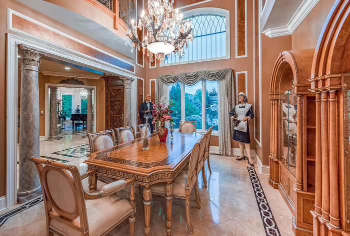 15zanaz's tweet image. When you're rich but not rich enough to afford real servants, you place some mannequins in your formal dining room.
🤣
#homedesign
#interiordesign
#interiors
#interiordecor