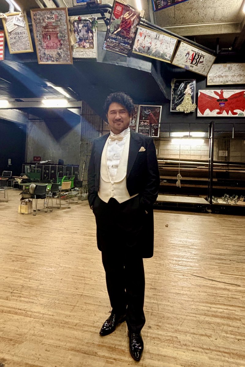 fuedahiroaki108's tweet photo. 明けましておめでとうございます‼️㊗️

わたくし笛田博昭、『年男🐎』なのでより一層頑張ってまいります💪💪💪✨✨

皆様も素晴らしい一年となりますように🙏✨✨✨✨

1/3のNHKニューイヤーオペラコンサート、道化師より『衣装をつけろ』を歌います。ぜひご覧くださいね🤡✨ https://t.co/jBnBdhuBtp