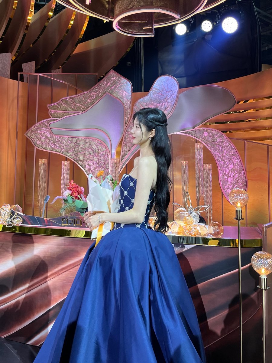 SeohyunPoint's tweet photo. Aww, Seohyun said on 🫧 the concept of her KBS Drama Awards styling was real life Ripley (the original Seonchaek from #TheFirstNightWiththeDuke manhwa). https://t.co/Da3yCyNg3j