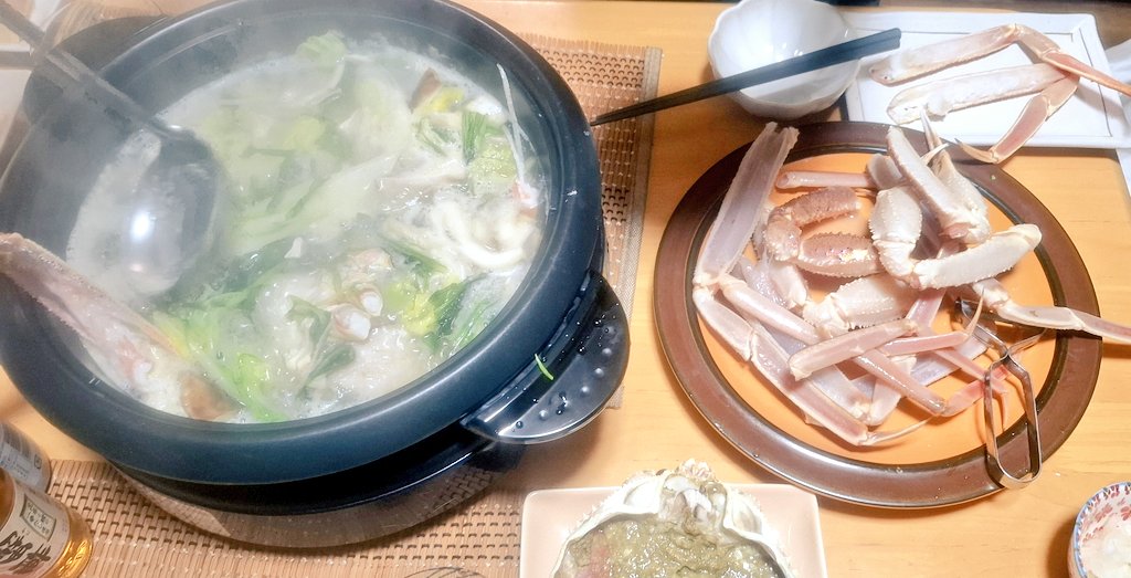 darucharo's tweet photo. あけまして おめでとうございます🎍🦀 金と銀や家族、友人が元気に楽しい1年過ごせた事にまず感謝🤍今年も頑張るよ✨
#HappyNewYear2026
 #娘の蟹裁きが上手くてワロタ #今日は雑煮 #ほんわか正月
#あけましておめでとう https://t.co/M5kwyMeY3L