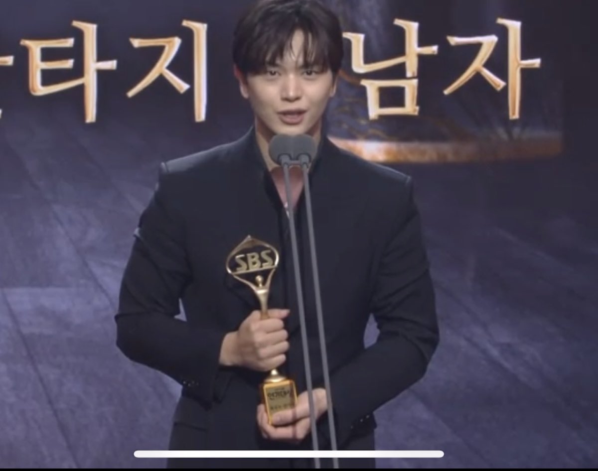 #RT 성재 최우수상 받은 기념으로 RT + 맘찍 하신 분들 중 추첨을 통해 총 3분께 #육성재 2026년 시그 보내드립니다 ! 💙
성재야 최우수상 진심으로 추카해 🎉💙

🦊 당발일: 1월 7일 
🦊 배송비 부담가능하신 분