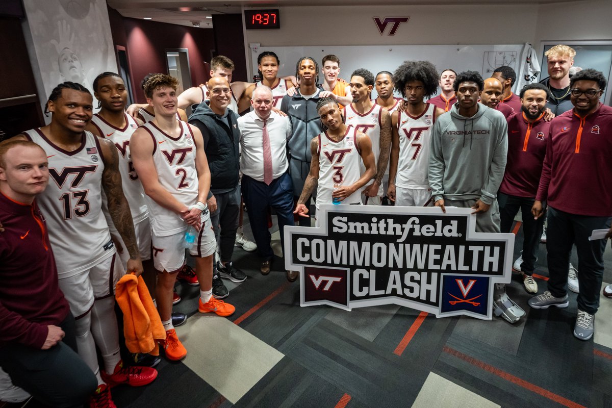 HokiesMBB's tweet image. Special guest in our locker room postgame 🔥

✅ @SmithfieldBrand