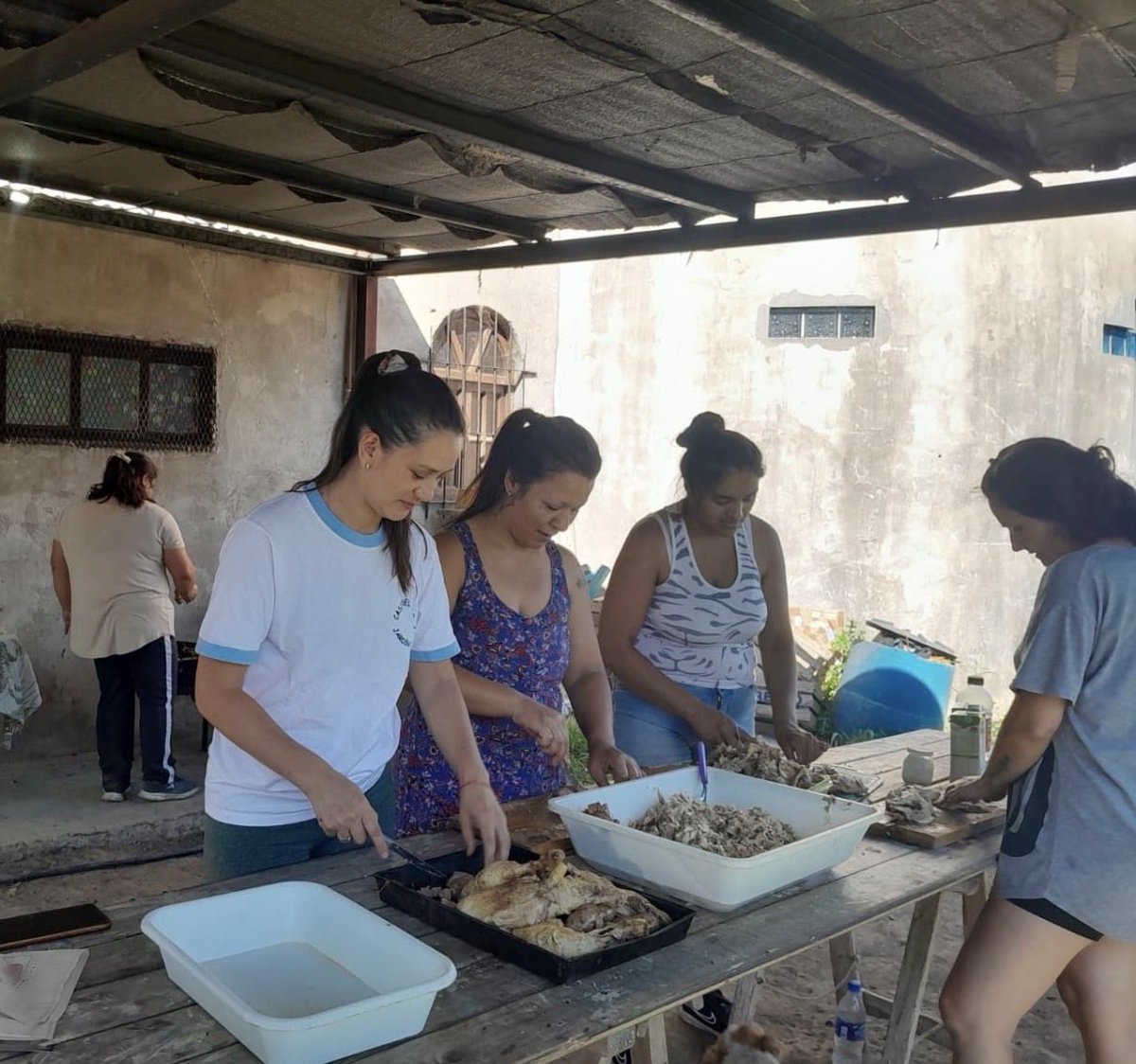 𝗖𝗲𝗿𝗿𝗮𝗺𝗼𝘀 𝗲𝗹 𝗮ñ𝗼 𝗲𝗻 𝗹𝗼𝘀 𝗯𝗮𝗿𝗿𝗶𝗼𝘀 𝘆 𝘀𝗶𝗲𝗻𝗱𝗼 𝘀𝗼𝗹𝗶𝗱𝗮𝗿𝗶𝗼𝘀 💪🏽
Ayer nos acercamos a la capilla Virgen de Itati en la localidad de El Pato donde colaboramos con pan dulces, budines y garrapiñadas para las 100 familias que asisten al lugar