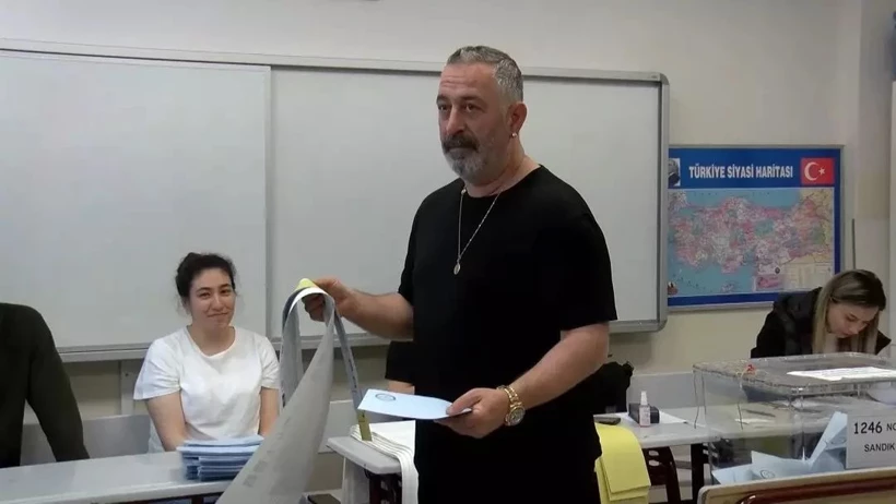 Cem Yılmaz:  

“Kaç senedir aynı yerde oy kullanıyorum. Oy atarken çekip 'sandık başında kırdı geçirdi' yazıyorlar.  

Kılıçdar'a oy verdik diye onu komik mi buldular nedir?”