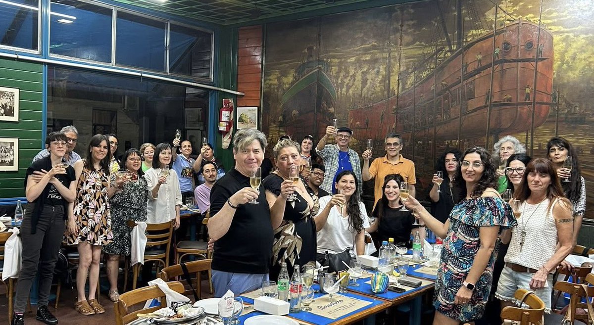 SALUTE
Los equipos de trabajo del #MBQM agradecen a todos los amigos el acompañamiento recibido en el 2025. Esperando un nuevo año, con ganas de más proyectos y reuniones en torno a la locura luminosa que caracteriza la herencia quinqueleana, brindamos por un 2026  juntos