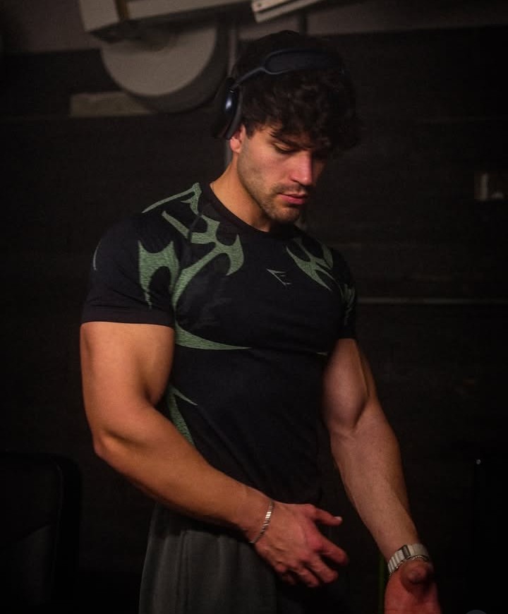 MasterJoshua41's tweet photo. new year’s eve i am your new year resolution fill my needs and my wants. Your job is to make my life easier in your life harder now lick up. Send my cash now.#bodybuilding #natural #gym #aesthetic #motivation #transformation https://t.co/AFgaCWTt40