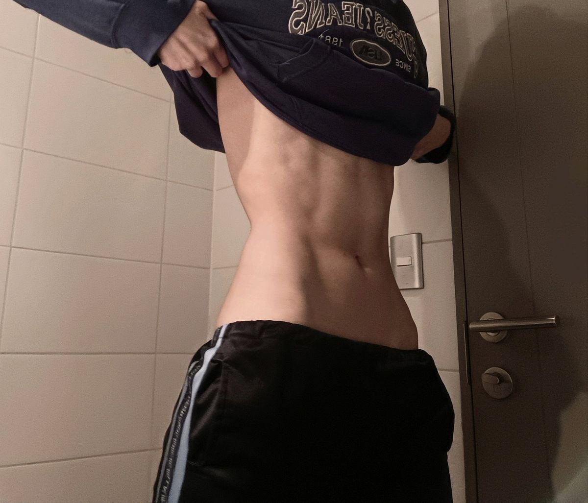 my 2026 goals 🕯️ 🕯️ 🕯️ 🕯️ 🕯️ 🕯️ 

one of them at least — first physique i need to achieve 🙏