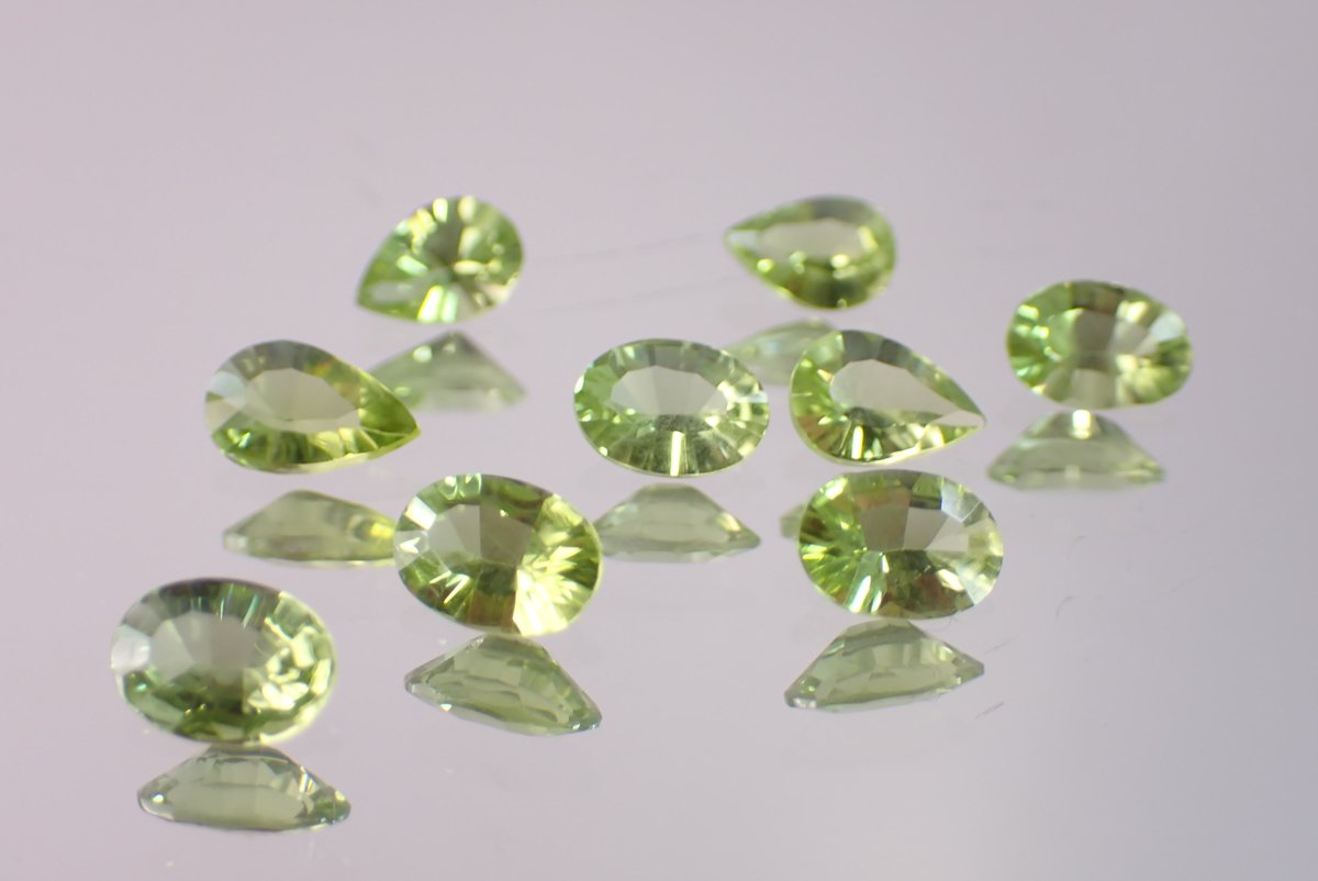 小粒なコンケーブカットペリドットもインドから届いています✨