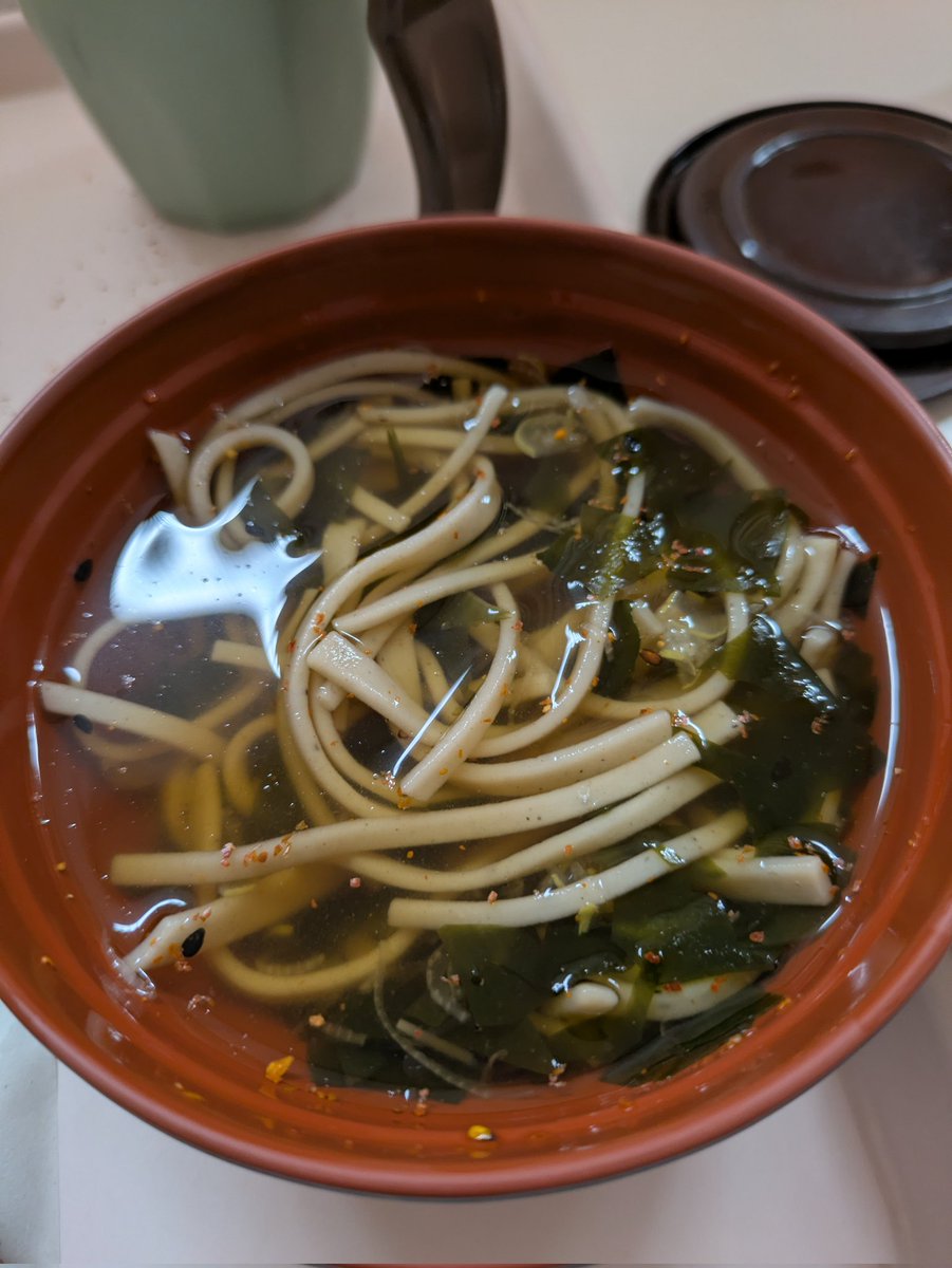 riichimahjong's tweet photo. 細切れになってるのは天ぷら。塩がついてくる。年越しそばは味が薄くて優しい味だが、そばというよりお吸い物ものだ。 https://t.co/9qOp5Ab21K