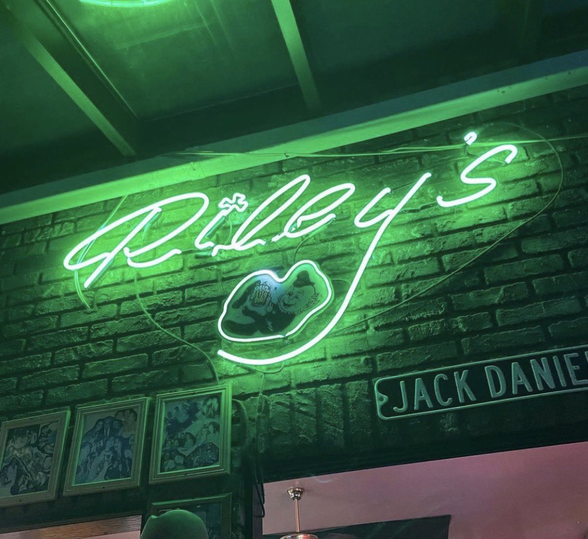 Ring in the new year at Riley’s! 🎉 We’re open late on New Year’s Eve and regular hours on New Year’s Day. Cheers! ☘️