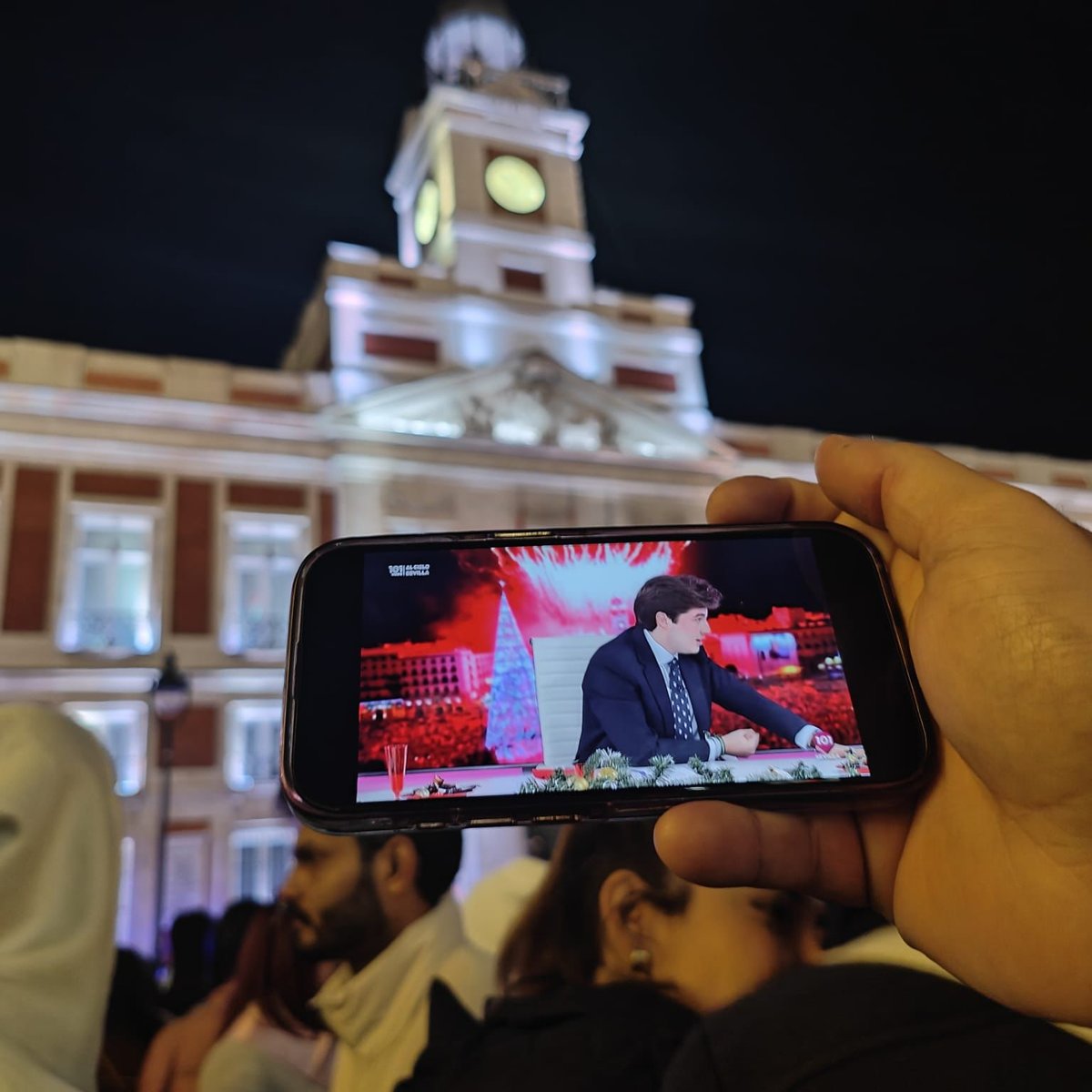 ❤️‍🔥 LAS CAMPANADAS de AL CIELO en <a href="/101TVSevilla/">101TV Sevilla</a> llegan hasta la mismísima PLAZA DEL SOL.

🔔 ¡¡Esto se nos va de las manos!!