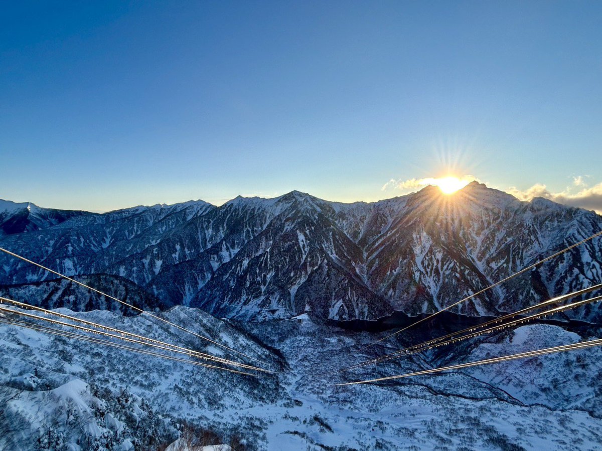 tateyamakurobe_'s tweet photo. 🐎🏔️🏔️🏔️🏔️🏔️
　あけまして
　　おめでとう
　　　ございます　
🏔️🏔️🏔️🏔️🏔️🐎

みなさんの温かいコメントやいいねに
いつも元気をもらっております！
ありがとうございます🙇🏻💓
今年も大好きな立山の大自然を
どんどん紹介していきますので
どうぞよろしくお願いいたします！

#立山黒部アルペンルート https://t.co/E6XLqu8AcO