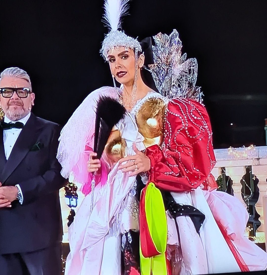 fuertecito's tweet image. La Pedroche homenajeando a Jiggly Caliente 🥹