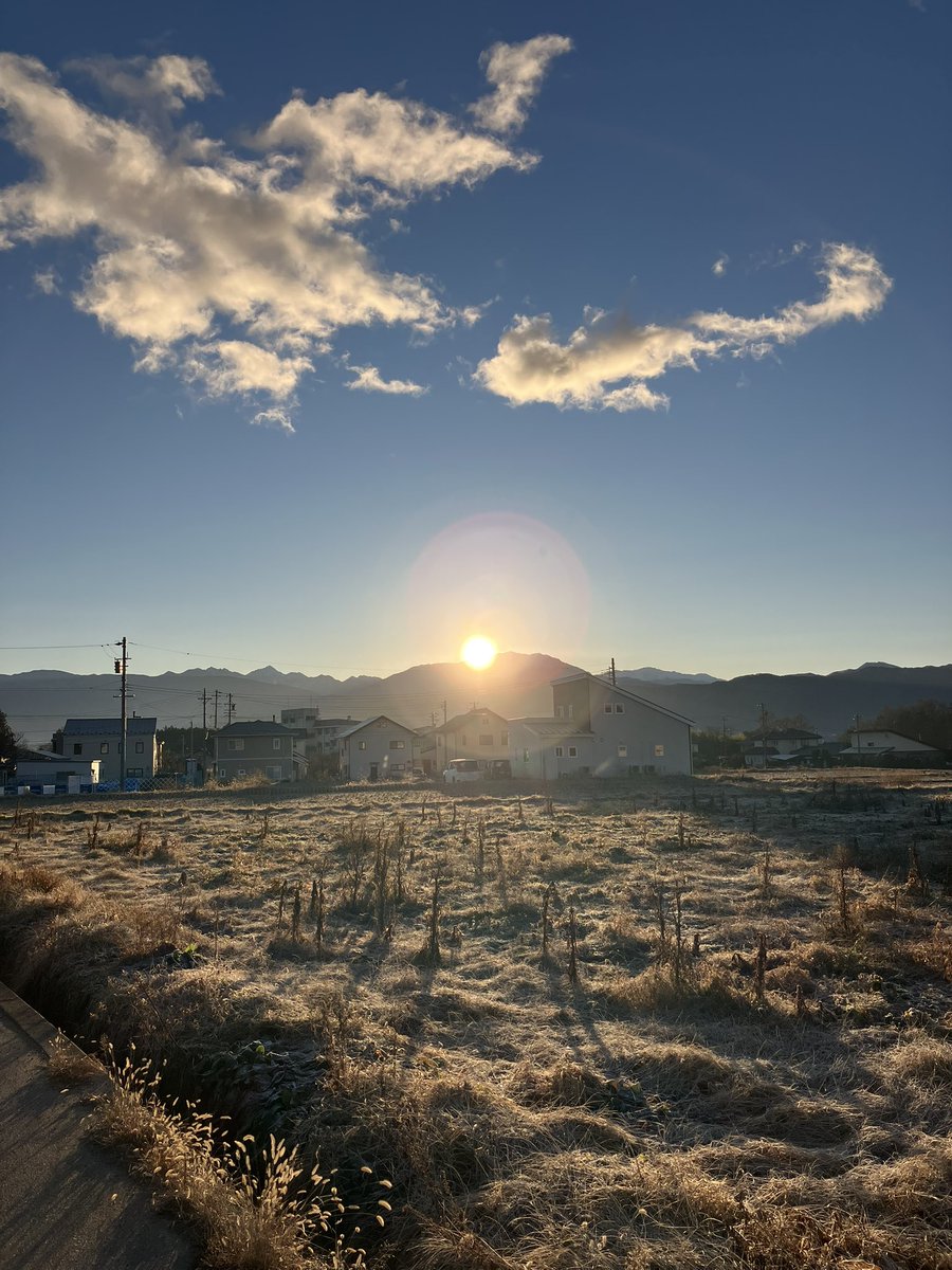 あけましておめでとうございます。
大した二日酔いもなく、仙丈ヶ岳からの初日の出を拝むことができました。
氷点下の中、太陽の暖かさを感じます。
今年もよろしくお願いいたします。