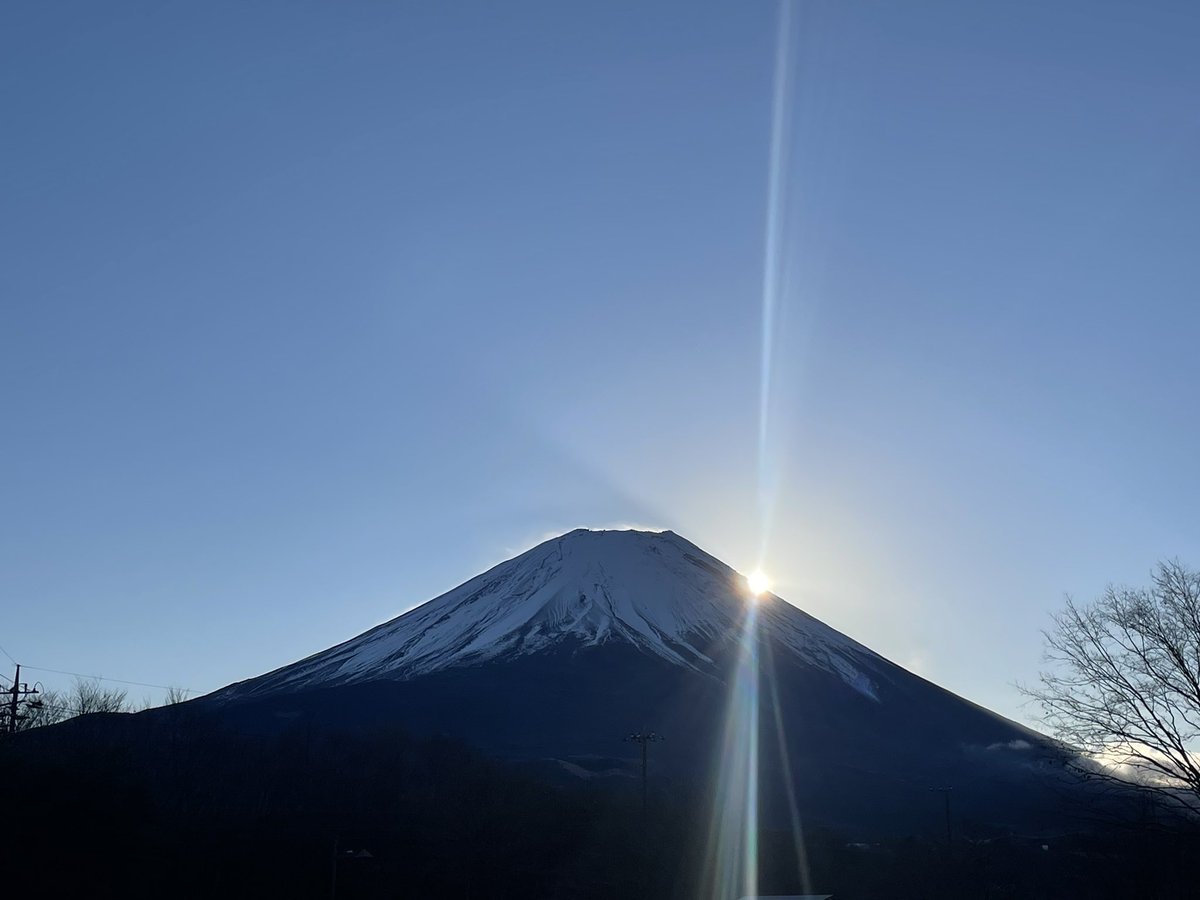 あけましておめでとうございます㊗️

富士山からの初日の出をお送りいたします😊

本年もよろしくお願い致します🙇