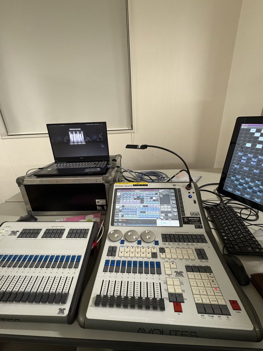 toshi_chno's tweet photo. 今年はAge Factory,HERO COMPLEX,Paledusk,the cabsの4組に連れてきてもらってCDJの打ち込み部屋で新年を迎えた💡
2025年は237本、担当アーティストとの現場があって、相変わらず自分だけじゃ何も出来ないけど、2026年も支え、支えられ、感謝の気持ちを絶対忘れず、出来ることを精一杯やっていきたい！ https://t.co/loAJVd8gPW