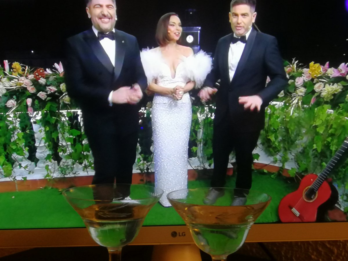 Inédito!!!! Chenoa y Estopa, en <a href="/rtvve/">Ahmetz Ozkank</a> contando las veces que no pudieron tomar las uvas porque TRABAJABAN. Nunca antes se había hablado de curro y horas extras. Que viva la lucha de la clase obrera!!!!