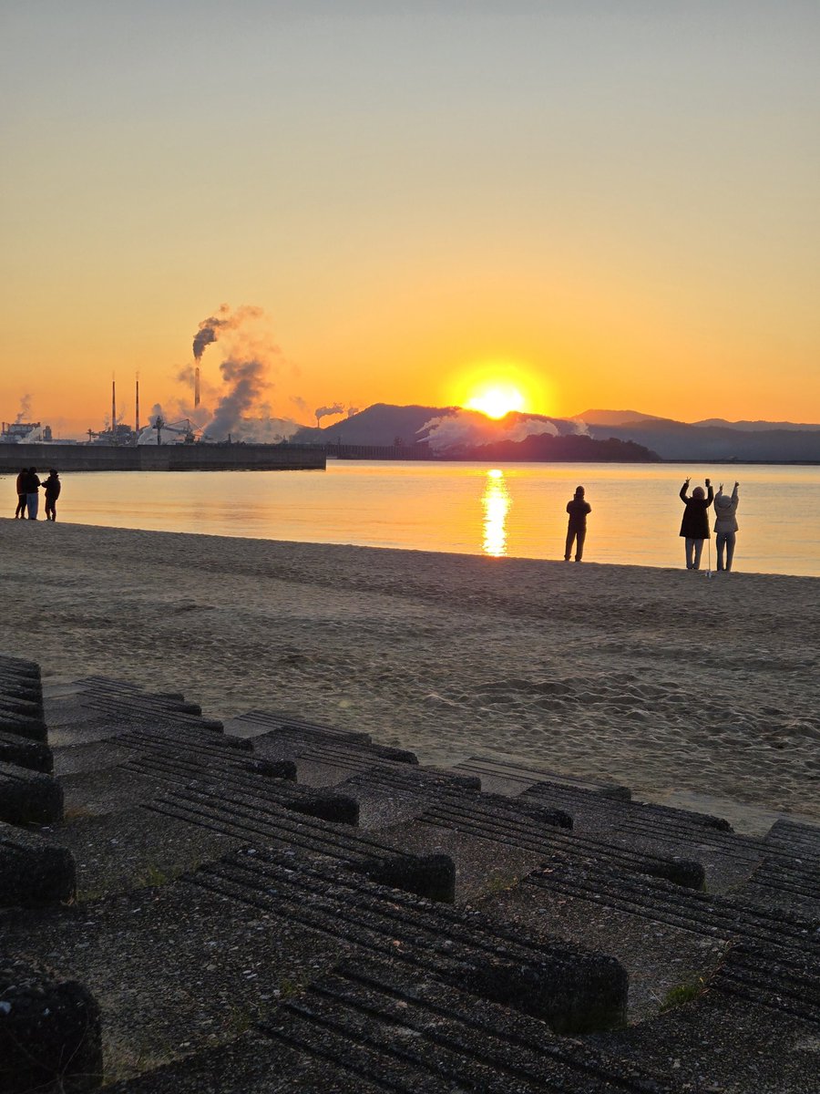 人生初の初日の出🗻🌄
趣味に没頭できてる日常が当たり前じゃなくて色んな人に助けて貰ってるってことを忘れないようにしたい。
感謝の気持ちは忘れずに今年は健康第一でのんびりやっていきます(。-ω-)zzz