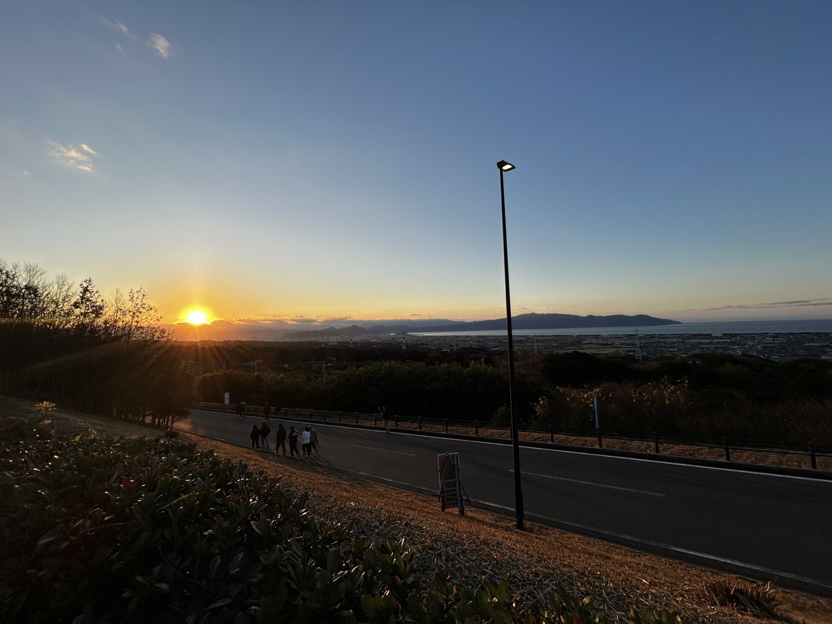 Leo_slowstart's tweet photo. 初の日の出あけましておめでとうございます🌅🎍 https://t.co/75kgXHpx5O