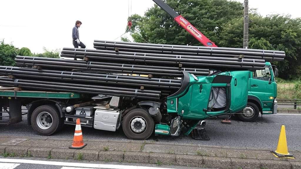 正月の帰省で車を運転する人も増えると思いますが、トラックの前に急に割り込むのはやめて下さい。トラックが急ブレーキを掛けると最悪の場合はこうなるんです。