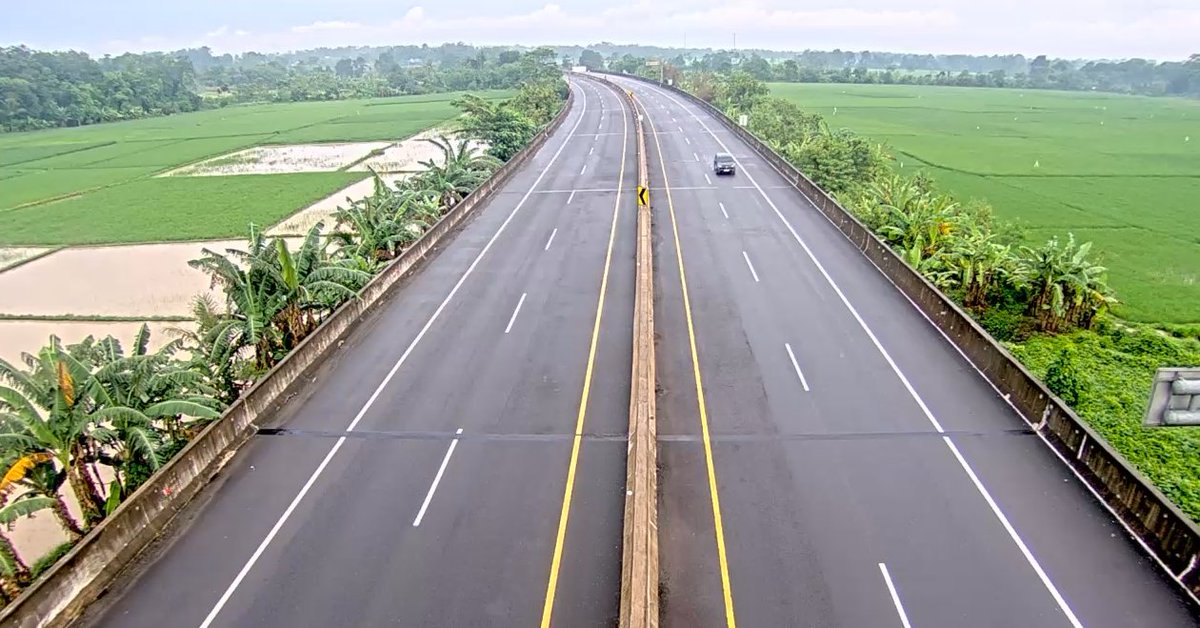 wikaserpan's tweet photo. Info Toll Serang - Panimbang :                                                                                                       08:10 WIB Pantauan lalin terkini dari KM 75+500 Situasi lalin ramai lancar,cuaca gerimis jaga jarak aman kendaraan anda (IKM). https://t.co/x56NzUq6Pj