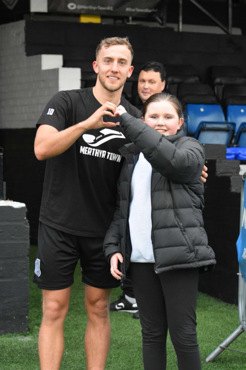 Miss_Hurley01's tweet image. Well @Ricardorees11, it's no surprise you're getting what you deserve! I was more shocked, that you were no longer wearing cut offs😂 You'll be missed, minus the time spent waiting for you with Jennifer🤣 Honestly though, you've been so much more than a player. So go smash it👊⚽️