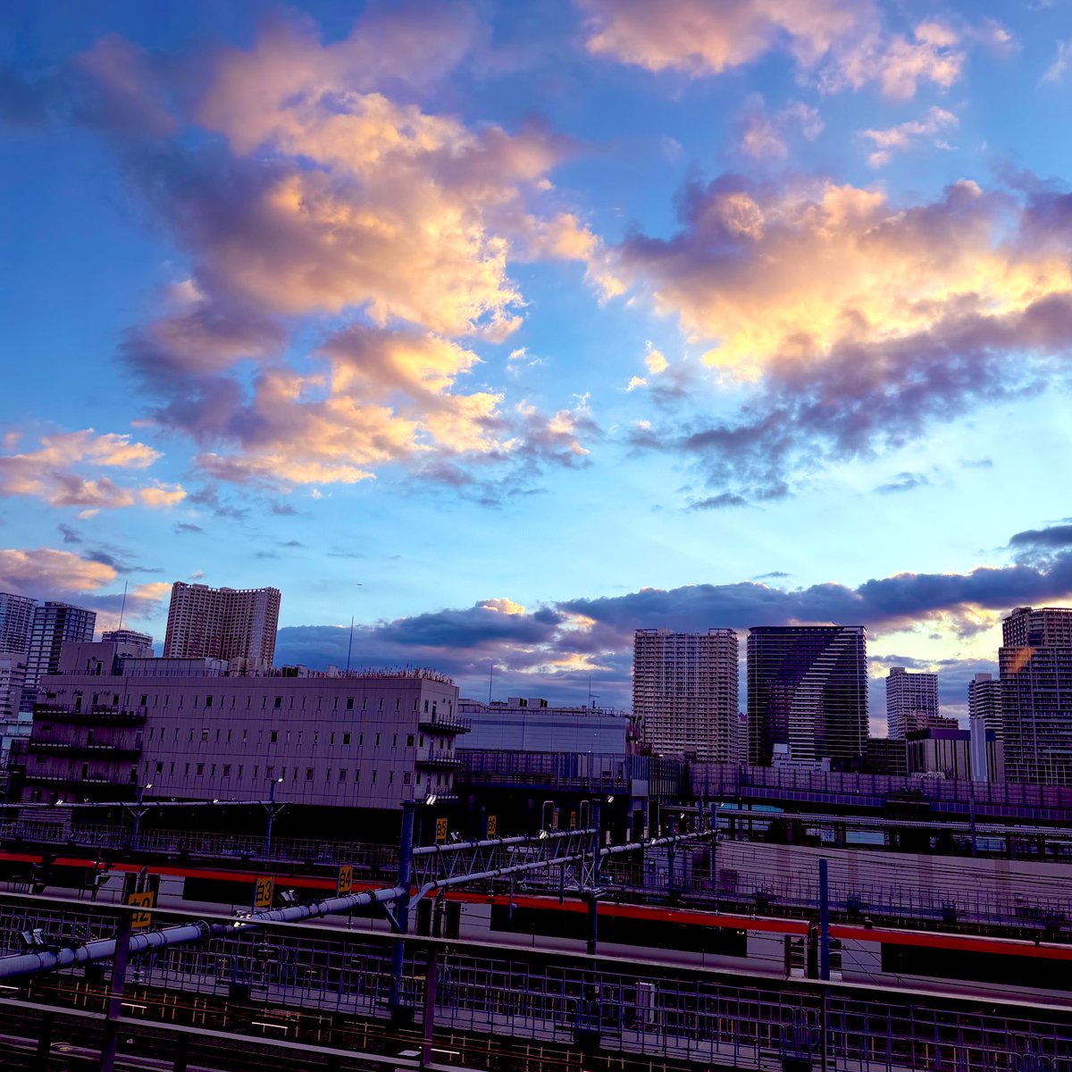 everydayyoshim1's tweet photo. あ！そうだ
本日2026 1/1 元旦より
JR広島駅南口地下広場 マルチビジョンにて「#それぞれの夢2025」MVが放映中📺
近く通る人も遠方の方も笑笑
是非チェックしてみてね^_^
私も今から電車乗って見に行くかな！？笑🚄　#広島 https://t.co/gJuCKlDfFL