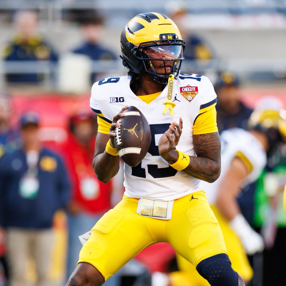 Underdog's tweet photo. Arch Manning vs. Bryce Underwood in the Citrus Bowl:

Arch Manning                                                     
🤘 221 passing yards
🤘 2 TDs
🤘 155 rushing yards, 2 TDs

Bryce Underwood
〽️ 199 passing yards
〽️ 2 TDs, 3 INTs
〽️ 69 rushing yards, 1 TD https://t.co/lbueEjxJ69