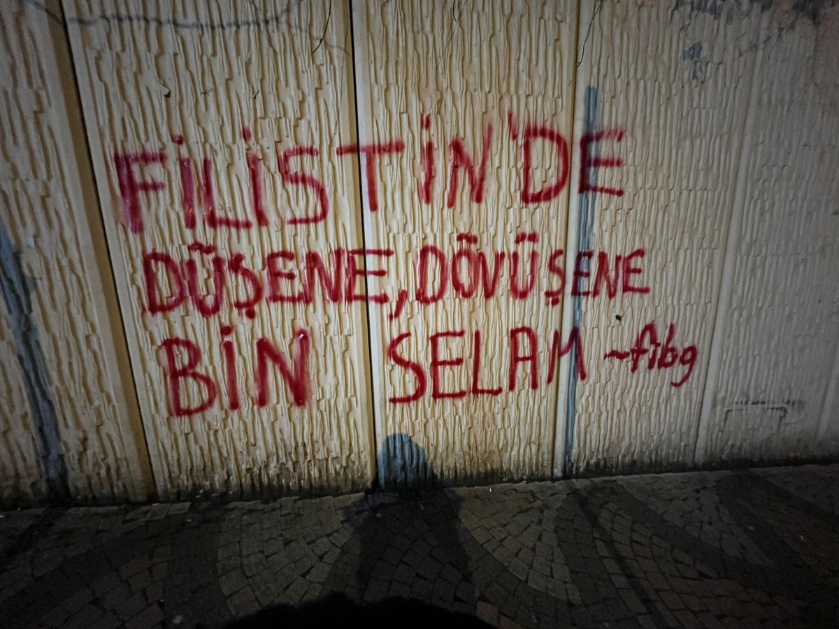 bingencfilistin's tweet photo. Galata’da ‘sahte’ kalabalıklara yer yok. 

Ticaret devam ederken altından İsrail’e giden gemiler geçerken binleri Galata köprüsüne toplamak ikiyüzlülüktür, samimiyetten uzaktır. Ebu Ubeyde’nin bizi ‘hasımları’ listesine eklemesine neden olan o derin sessizliği ve ikiyüzlülüğü reddediyoruz!

AKP ve MÜSİAD, soykırım vanalarını kapat
İsrail’e kesintisiz ambargo!