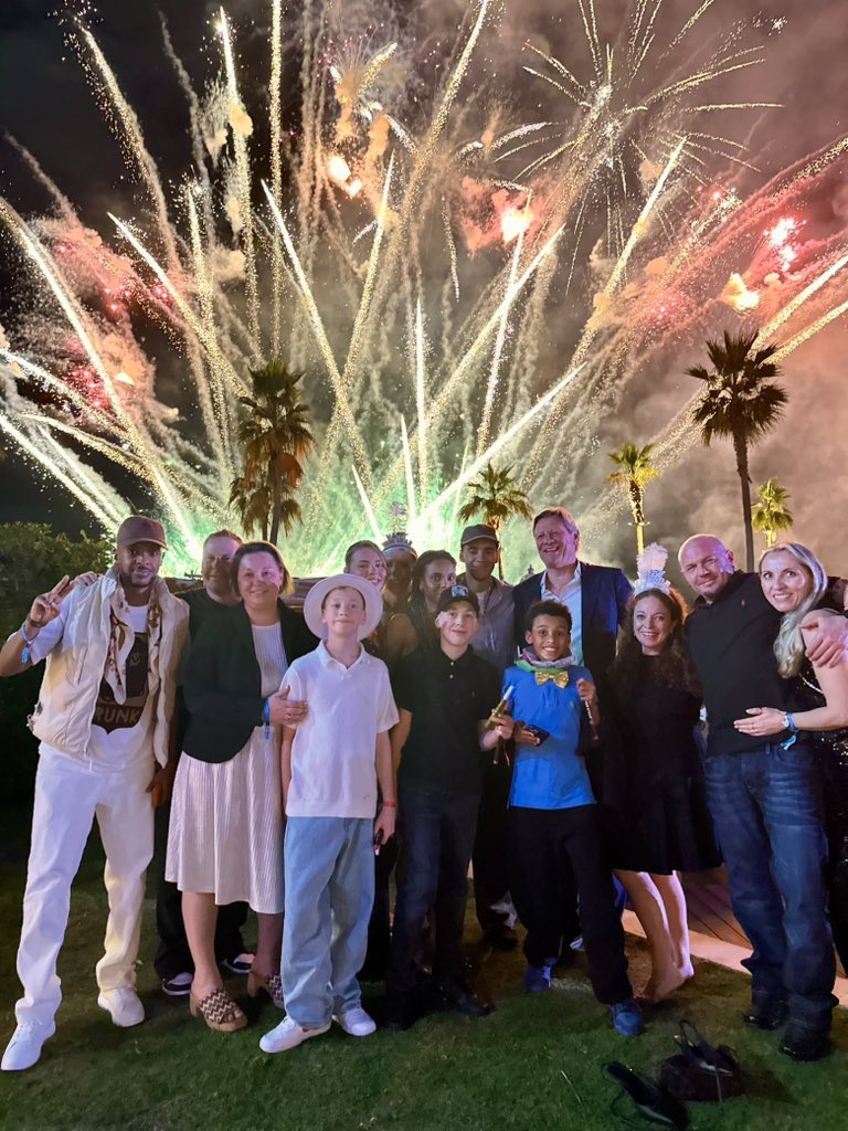 Happy New Year everyone 💫 https://t.co/F4TkC3o0nj