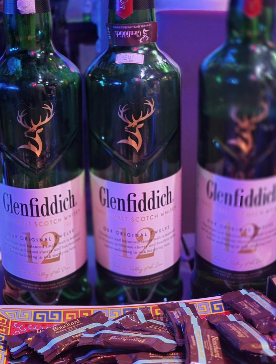 msRobin__'s tweet image. 몽 별명 명찰은 꽤나 매운맛을 각오하고 갔는데 매운맛은 아니나 얼굴이 화끈거려서 패용하고 다닐수가 없었던.. 이것이 고도의 디그레이딩인가 😑 

새해 카운팅 다운과 함께 이하연 계란 한판을 축하 🤣 슴다섯때 처음만난 아가가 벌써 계란 한판이라니..

새해에는 정신차리고 변태짓 줄여야겠다 😭