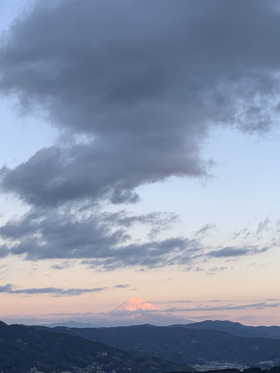 Dra_satomaru's tweet photo. 初日の出ならぬ、初富士山
今年はいい年になりますように‼︎ https://t.co/FVszsIMNMP