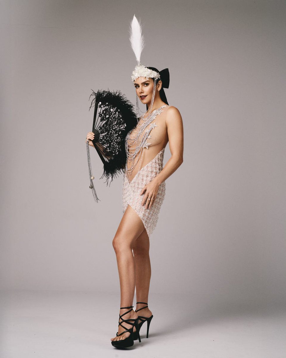 Cristina Pedroche iba vestida de la silla donde vas amontonando tu ropa y dices que lo vas a ordenar mañana, y el siguiente cuando solo dejas las bragas 😅
 #Campanadas