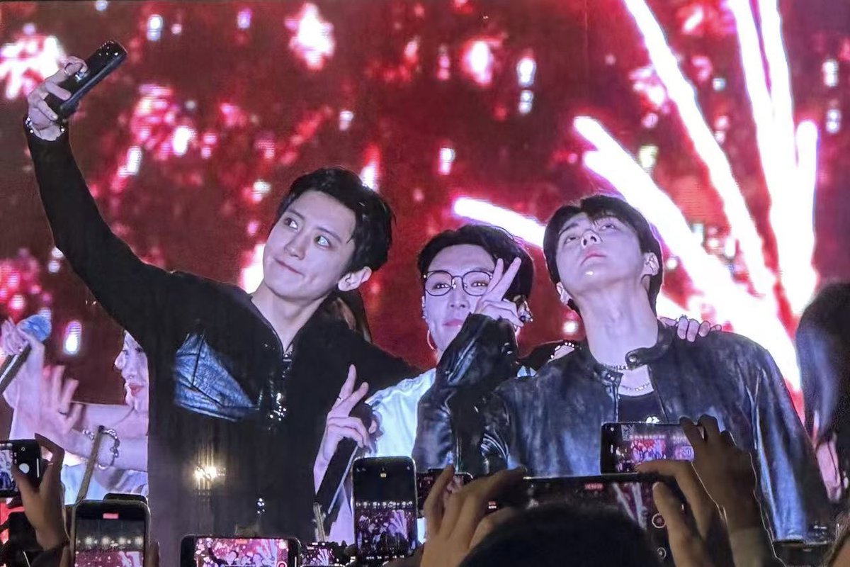 Terima kasih zhang yixing telah mengundang chanyeol dan sehun di Chromosome Universe New Year Countdown Show 🫶🏼🥺