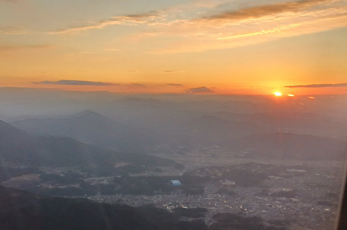 hotty0904's tweet photo. あけましておめでとうございます！
新年初フライト☆
福岡空港→羽田空港JAL300便
きれいな日の出と美しい富士山みれて幸せです！
今年もたくさんJALに乗れたらいいなと贅沢をいってみたり、ナイスフライトでした！

#JAL
#空活
#日本航空
#JAL300便 https://t.co/DxjAiYLDsD