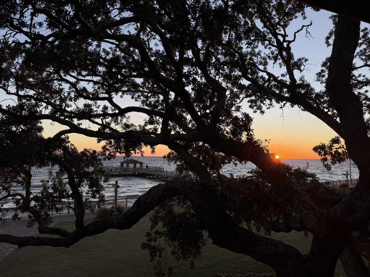 robingray91's tweet photo. Last sunset for 2025 🌅 @spann https://t.co/qYdarwmvuP