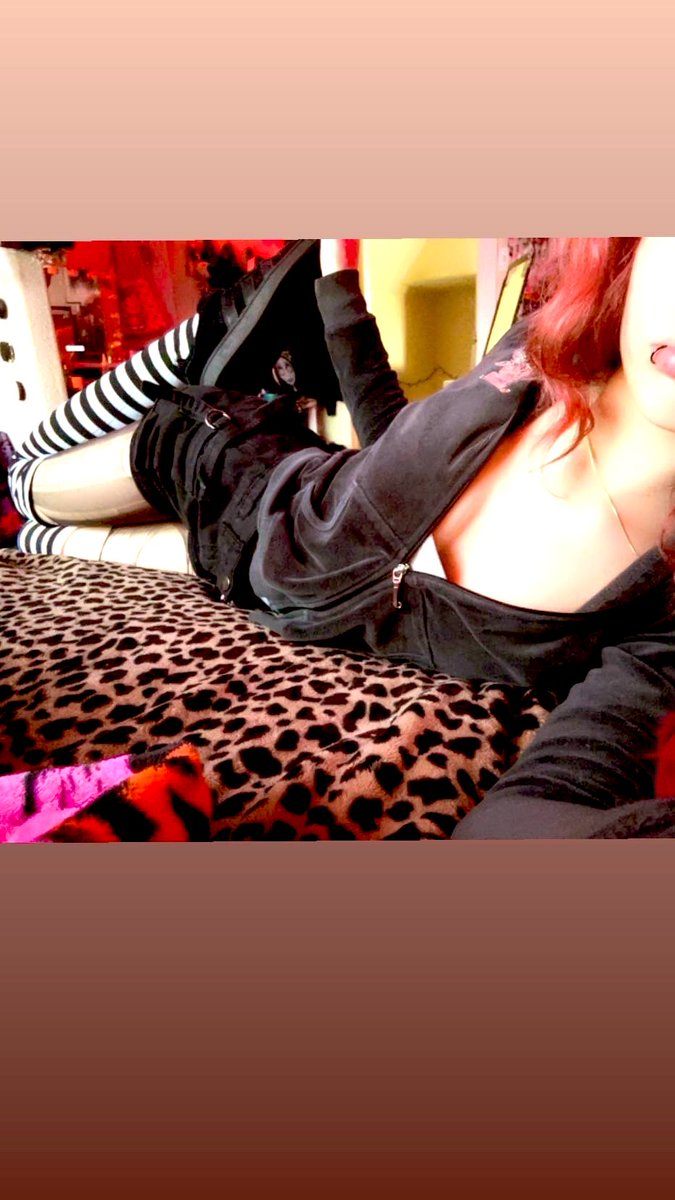 prettygoonergrl's tweet photo. Happy new years !! 

#sub #nsfwtwt #freshly19 #barelylegal https://t.co/ygZYVoubEM