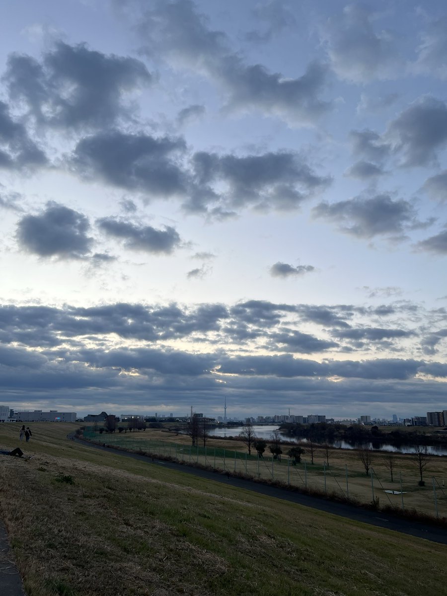 a2586's tweet photo. 初日の出を見に出かけたが、雲で見えず。
隣にいた、おじさんに、今日はダメですかねー。と話しかけたら、去年撮った写真を見せ���くれた。ダイヤモンド富士も。

なんか得した気分。

負けも勝利に。 https://t.co/qx8eYDJ9NL