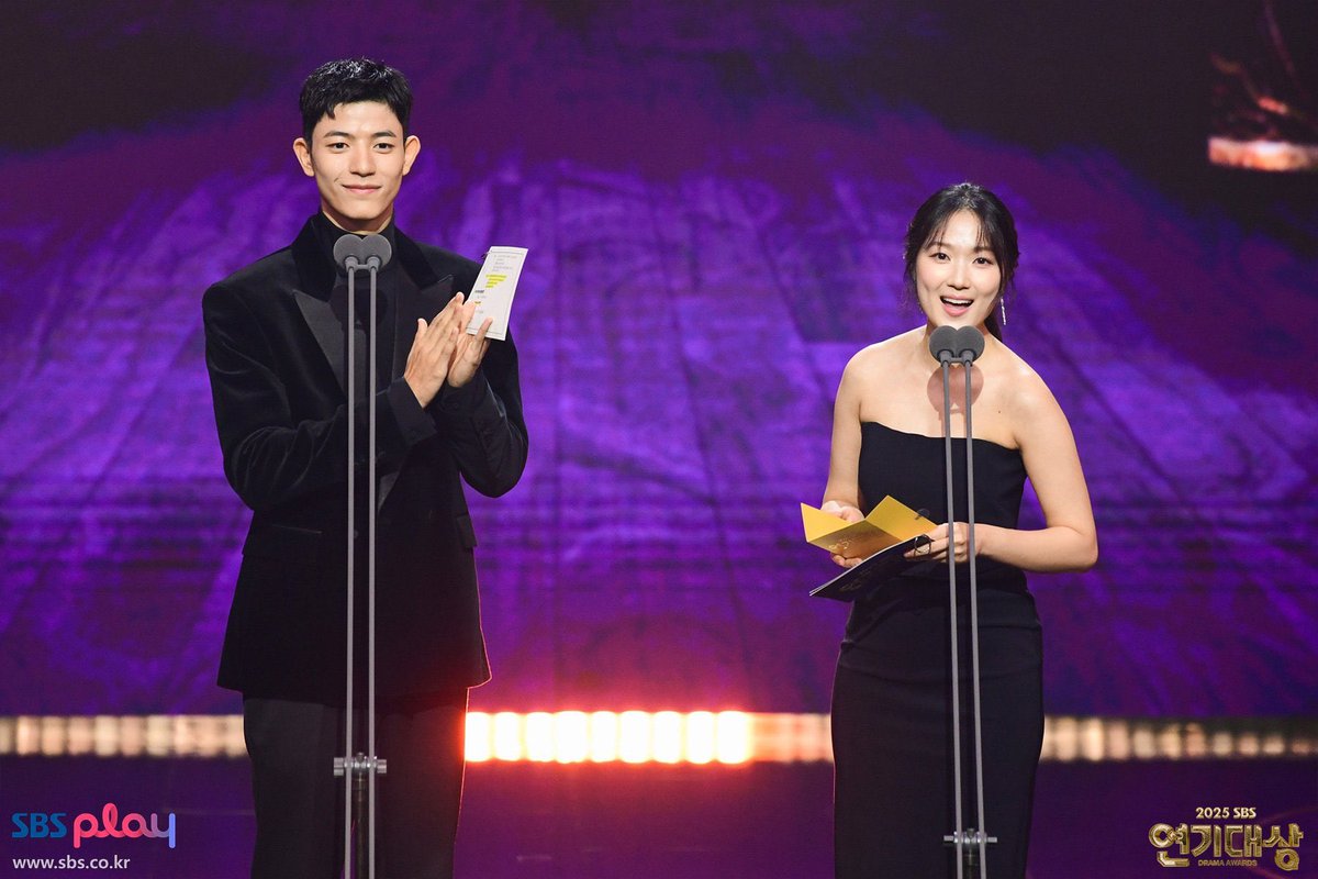 ✨️Kim HyeYoon e Lomon foram os apresentadores do prêmio em SBS Drama Awards 2025.✨️

🦊⚽️🤎

📺 No Tail To Tell estreia em 16 de janeiro de 2026, às 21h50.𓂃 ִֶָ𐀔

 ִֶָ𓂃 ࣪˖ ִֶָ🐇་༘࿐

𐙚:Tags

#SBSDramaAwards2025
#KimHyeyoon #김혜윤 #NoTailToTell
 #Lomon #ParkSolomon