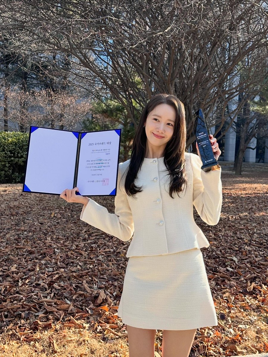 foreverbluu90's tweet photo. The Im YoonA of 2025.

"Looking forward to more in 2026"
🤎🌸🩷

#YoonA
#SNSD
#LimYoonA https://t.co/yv80sqotgX