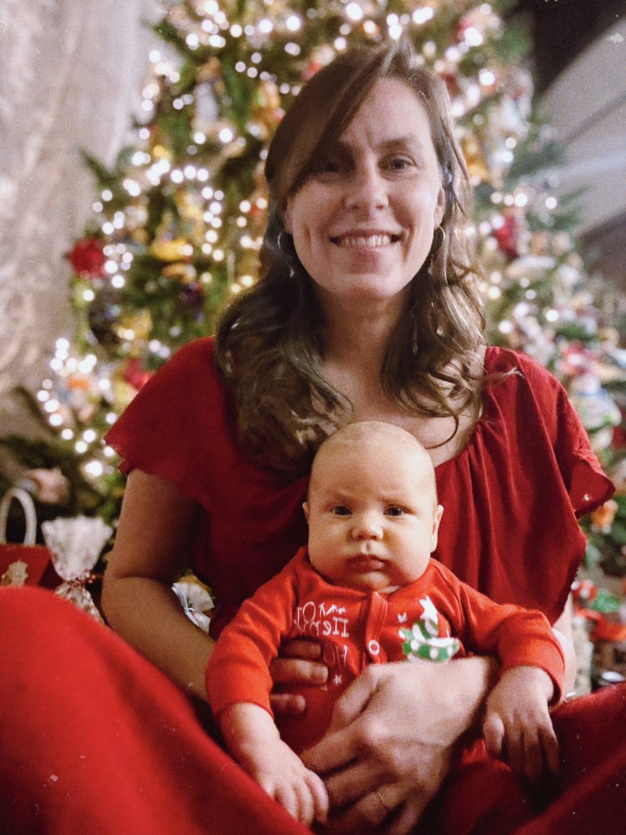 Ухожу с Новый год с больной спиной, неубранной квартирой, недосыпом, пятью лишними килограммами и недоделанными делами. Но..

с шестью килограммами, сопящими у меня на ручках, с новым статусом и с бесконечностью нового опыта и счастья впереди.